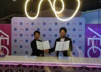 DAISUKE Maeda (kiri) dan Naoya Okada bertukar dokumen usahasama strategik antara AEON CO (M) Bhd. dan AEON Credit Service (M) Bhd. di Kuala Lumpur, hari ini. 