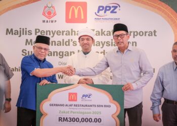 AHMAD Fauwaz Fadzil menyaksikan penyerahan zakat korporat daripada Azmir Jaafar (kanan) kepada Abdul Hakim Amir Osman (kiri) di Putrajaya. - UTUSAN/FAIZ ALIF ZUBIR