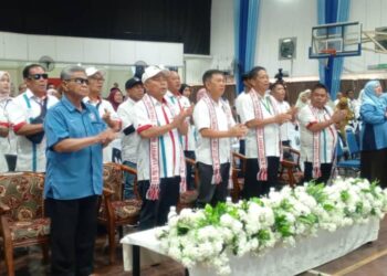 Dr. Joachim (depan, tiga dari kiri) menyanyikan lagu rasmi parti 'Bersatu Dalam PBS' bersama dengan lebih 300 ahli PBS yang hadir dalam mesyuarat itu. - GAMBAR/MEDIA TKMII