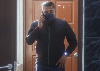 TERTUDUH, A. Ari, ketika hadir ke Mahkamah Sesyen Butterworth, Pulau Pinang hari ini atas dua pertuduhan iaitu memperdaya mangsa berhubung tuntutan Hilang Upaya Kekal (HUK) Perkeso.-UTUSAN/DANIAL SAAD