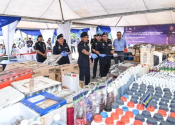 FADIL Marsus (tengah) ketika menunjukkan barang kes dadah yang akan dilupuskan pada Sidang Media Pelupusan Barang Kes Dadah Jabatan Siasatan Jenayah Narkotik Kuala Lumpur Tahun 2025 di Ibu Pejabat Polis Kontinjen Kuala Lumpur hari ini. - UTUSAN/SYAKIR RADIN