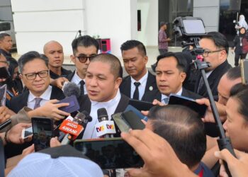 HAMID Ismail ditemui pemberita di luar Mahkamah Kota Kinabalu, Sabah hari ini selepas prosiding pendakwaan lima remaja dalam kes Allahyarham Zara Qairina Mahathir. -UTUSAN/ALLEN MAJAWAN