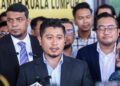 KETUA Armada Parti Pribumi Bersatu Malaysia (Bersatu), Muhammad Hilman Idham ketika sidang akhbar di pekarangan Kompleks Mahkamah Kuala Lumpur.-UTUSAN/M. FIRDAUS M. JOHARI