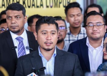 KETUA Armada Parti Pribumi Bersatu Malaysia (Bersatu), Muhammad Hilman Idham ketika sidang akhbar di pekarangan Kompleks Mahkamah Kuala Lumpur.-UTUSAN/M. FIRDAUS M. JOHARI