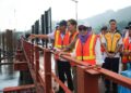 FARIZAN Darus (kiri) menunjukkan sesuatu kepada Ramli Ngah Talib (dua dari kiri) ketika sesi lawatan ke tapak projek Pulau Silikon di Pulau Pinang, hari ini.