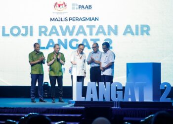 PERDANA Menteri, Datuk Seri Anwar Ibrahim melancarkan Loji Rawatan Air Langat 2, turut hadir Timbalan Perdana Menteri dan Menteri Peralihan Tenaga dan Transformasi Air, Datuk Seri Fadillah Yusof (dua dari kiri), Pengerusi Pengurusan Aset Air Bhd, Datuk Seri Ir. Jaseni Maidinsa (paling kanan), di sini hari ini. Foto: SHIDDIEQIIN ZON