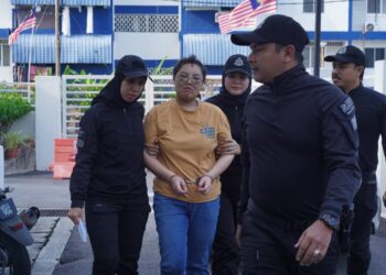 LIU TING, 24, dihadapkan ke Mahkamah Sesyen dan Majistret di Kajang, hari ini. -UTUSAN/Farizwan