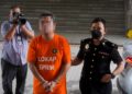 SEORANG penjawat awam dibawa pegawai SPRM untuk permohonan reman bagi membantu siasatan berhubung pelaburan dalam LEOD (projek orkid) di Mahkamah Majistret Putrajaya. - UTUSAN/FAISOL MUSTAFA
