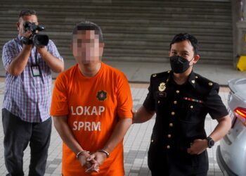 SEORANG penjawat awam dibawa pegawai SPRM untuk permohonan reman bagi membantu siasatan berhubung pelaburan dalam LEOD (projek orkid) di Mahkamah Majistret Putrajaya. - UTUSAN/FAISOL MUSTAFA