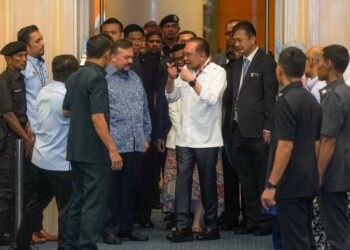 ANWAR Ibrahim ketika hadir pada Perhimpunan Kementerian Kewangan di Putrajaya. - UTUSAN/FAISOL MUSTAFA