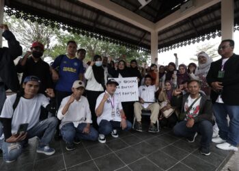 BEBERAPA NGO menzahirkan bantahan terhadap cadangan KWSP mewujudkan Akaun Persaraan dan Akaun Pencen di hadapan Kompleks Perdana Putra Putrajaya.