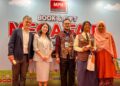 Martin Cross (kiri) dan Amy Lee (dua kiri) pada pembukaan Pesta Mega Buku dan Hadiah MPH Bookstores di Pusat Beli-Belah Alamanda Putrajaya. - UTUSAN/KAMARIAH KHALIDI