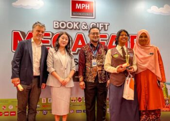 Martin Cross (kiri) dan Amy Lee (dua kiri) pada pembukaan Pesta Mega Buku dan Hadiah MPH Bookstores di Pusat Beli-Belah Alamanda Putrajaya. - UTUSAN/KAMARIAH KHALIDI