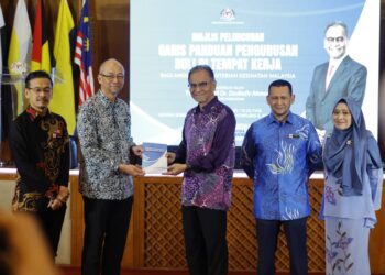 Dr Dzulkefly Ahmad (tengah) menunjukkan buku garis panduan buli Putrajaya. - UTUSAN/HUSNI MOHD NOOR