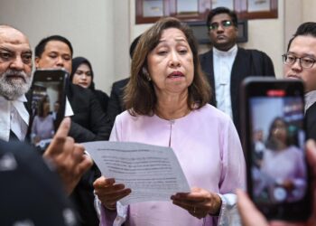 NA’IMAH Abdul Khalid (tengah) setelah mahkamah membenarkan rayuan untuk merujuk semula pertuduhan terhadapnya berkaitan perisytiharan harta di Mahkamah Tinggi Kuala Lumpur. - UTUSAN/SYAKIR RADIN