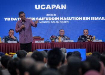 SAIFUDDIN Nasution Ismail berucap ketika Dialog Belanjawan 2026 bersama Pemegang Taruh di di Kementerian Dalam Negeri Putrajaya. - UTUSAN/FAIZ ALIF ZUBIR
