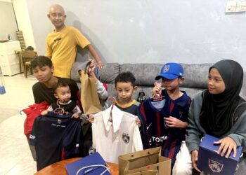 IZZUL Islam Azuan Isaidi (topi) ceria bersama adik beradiknya setelah kembali sihat selepas cedera akibat dibuli di rumahnya di Taman Universiti, Johor Bahru disini. - UTUSAN/RAJA JAAFAR ALI