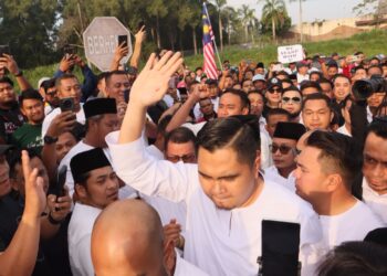 DR. Muhamad Akmal Saleh (depan) mengangkat tangan ketika tiba di pekarangan Kompleks Mahkamah Bukit Mertajam di Pulau Pinang, hari ini.-UTUSAN/DANIAL SAAD