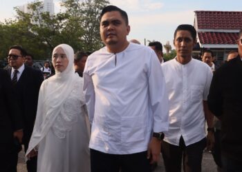 DR. Muhamad Akmal Saleh (tengah) ketika tiba di pekarangan Mahkamah Majistret Bukit Mertajam, Pulau Pinang hari ini.-UTUSAN/DANIAL SAAD