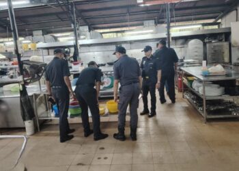 BEBERAPA anggota penguatkuasa memeriksa bahagian dapur sebuah premis makanan dalam satu operasi bersepadu di sekitar daerah Timur Laut, George Town, Pulau Pinang, malam tadi.-GAMBAR/MBPP