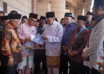 ANWAR Ibrahim melihat deklarasi Kuala Lumpur Malindo - MADANI pada Majlis Cendekiawan MADANI Malaysia - Indonesia (Malindo MADANI) 2025 di Masjid Putra, Putrajaya. - UTUSAN/FAISOL MUSTAFA