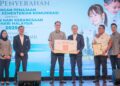 FAHMI Fadzil menerima sumbangan tajaan dari McDonald's Malaysia sempena sambutan HKHM 2025. - UTUSAN/FAIZ ALIF ZUBIR