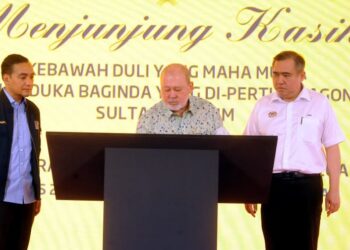 SULTAN Ibrahim menurunkan tanda tangan sambil diperhatikan Menteri Besar Johor Datuk Onn Hafiz Ghazi dan Menteri Pengangkutan Anthony Loke sempena Pelancaran Perkhidmatan ETS3 serta merasmikan Laman Rel Mahkota di Kluang, Johor hari ini.-UTUSAN/RAJA JAAFAR ALI