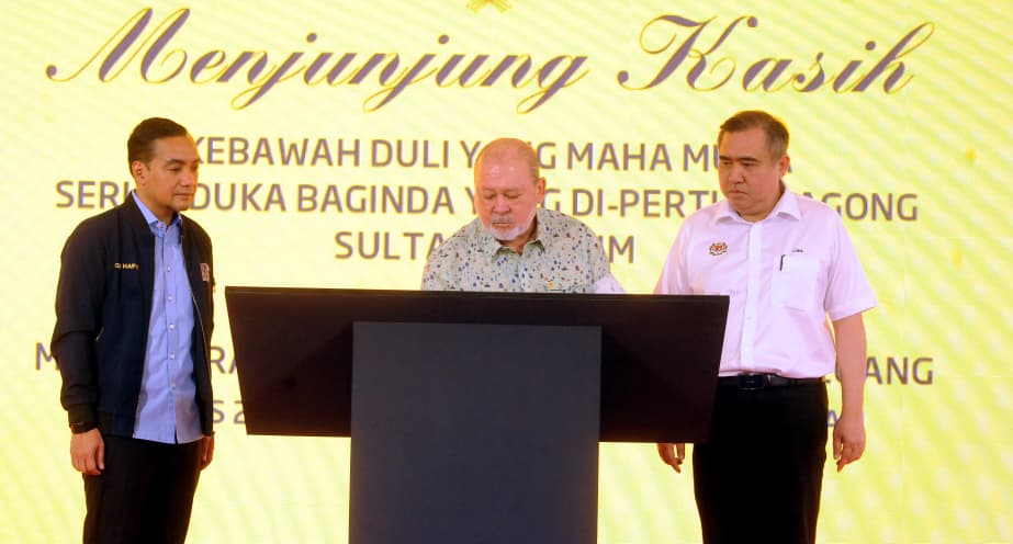 Agong berkenan rasmi Laman Rel Mahkota