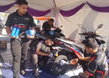 PELATIH IKBN Chembong melakukan penukaran minyak pelincir dan pemeriksaan motosikal secara percuma dalam
Program Madani Rakyat Negeri Sembilan di Dataran Nilai, Seremban.- UTUSAN /NUR SHARIEZA ISMAIL