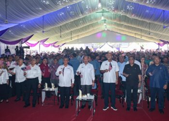 ANWAR Ibrahim (tengah) mengibarkan Jalur Gemilang pada Majlis Perasmian Program 
Madani Rakyat 2025 Negeri Sembilan di Dataran Nilai, Seremban hari ini.-UTUSAN/ISKANDAR ISHAK.