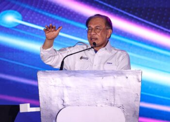 ANWAR Ibrahim sewaktu berucap pada Majlis Perasmian Program 
Madani Rakyat 2025 Negeri Sembilan di Dataran Nilai, Seremban hari ini.-UTUSAN/ISKANDAR ISHAK.