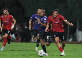 Pemain PDRM FC, Fadi Awad cuba mengasak pemain Melaka FC,  Danilo Augusto Da Silva Magalhaes pada aksi perlawanan Liga Super 2025/26 antara PDRM FC menentang Melaka FC di Stadium Majlis Perbandaran Selayang-UTUSAN/AMIR KHALID