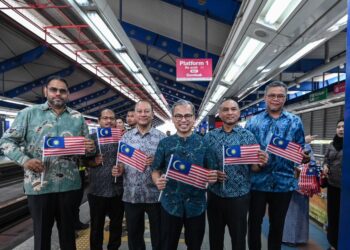 FAHMI Fadzil (tengah) bersama Ketua Pegawai Eksekutif Kumpulan Prasarana, Amir Hamdan (dua kanan) ketika hadir pada program “Denyut Nadi Merdeka”: Rapid KL Hidupkan Semangat Bulan Kebangsaan 2025 di Stesen LRT Bangsar di sini, hari ini. - UTUSAN/SYAKIR RADIN