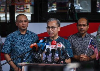FAHMI Fadzil (tengah) ketika sesi sidang media pada program “Denyut Nadi Merdeka”: Rapid KL Hidupkan Semangat Bulan Kebangsaan 2025 di Stesen LRT Pasar Seni di sini, hari ini. - UTUSAN/SYAKIR RADIN