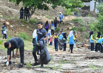 SEBAHAGIAN peserta mengutip sisa kitar semula di kawasan berhampiran Jeti Batu Musang di Batu Kawan, Pulau Pinang hari ini.