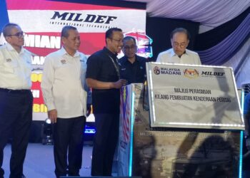 ANWAR Ibrahim ketika merasmikan Kilang Pembuatan Kenderaan Perisai Nasional di MILDEF International Technologies Sdn Bhd, Sendayan, Seremban hari ini.-UTUSAN/NOR SHAFIQAH MOHD. GHAZALI