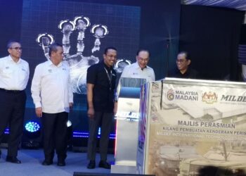 ANWAR Ibrahim hadir merasmikan Kilang Pembuatan Kenderaan Perisai Nasional di MILDEF International Technologies Sdn Bhd, Sendayan, Seremban hari ini.-UTUSAN/NOR SHAFIQAH MOHD. GHAZALI