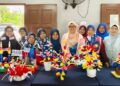antara peserta yang mengambil bahagian dalam pertandingan gubahan bunga sempena Sukan Rakyat Madani Jiwa Merdeka 2025, di Sepang, baru-baru ini.