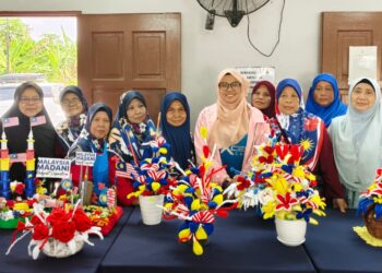 antara peserta yang mengambil bahagian dalam pertandingan gubahan bunga sempena Sukan Rakyat Madani Jiwa Merdeka 2025, di Sepang, baru-baru ini.