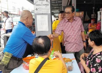 MOHAMED Khaled Nordin menyerahkan peruntukan kepada wakil badan bukan kerajaan (NGO) yang hadir Majlis Beramah Mesra bersama Masyarakat Cina Kota Tinggi di sini, hari ini.