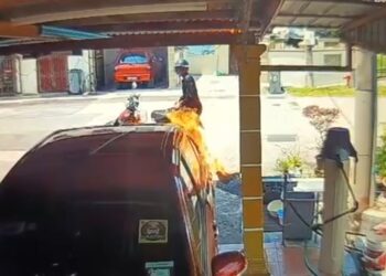 RAKAMAN CCTV di rumah mangsa menunjukkan keadaan kenderaan yang musnah dalam kejadian khianat dengan api di Taman Bukit Katil Permai, Melaka, petang semalam.