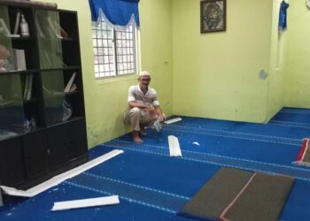 SANIMAN Abdul Samad menunjukkan keadaan 'skirting' siling Surau Kampung Sanglang, Buloh Kasap, Segamat yang jatuh akibat gegaran gempa bumi lemah yang berlaku awal pagi tadi di Segamat.