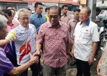 MOHAMED KHALED Nordin ketika hadir dalam Majlis Beramah Mesra bersama masyarakat Cina di Medan Selera, Kota Tinggi, hari ini.