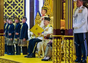 MOHD. ALI Mohd. Rustam menyampaikan ucapan pada Istiadat Penganugerahan Darjah, Tauliah, Bintang dan Pingat Kebesaran Negeri Melaka Tahun 2025 sempena Hari Jadi Ke-76 Yang Dipertua Negeri Melaka di Balai Istiadat, Seri Negeri, Ayer Keroh, Melaka.