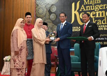 TENGKU Sarafudin Badlishah Sultan Sallehuddin menyampaikan anugerah kepada pelajar sempena Majlis Anugerah Kecemerlangan Akademik SMK Tengku Sarafudin Badlishah, Kulim.