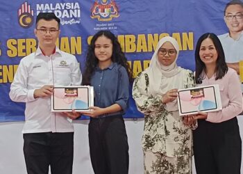 TEO Teo Nie ching (kanan) menyampaikan tablet pada pelajar di dalam Majlis Serahan Sumbangan Murid Cemerlang SPM, STPM dan Serahan Sumbangan Pendidikan Pelajar IPTA & IPTS di Dewan Terbuka Jalan Merbuk, Bandar Putra, Kulai.-UTUSAN/Baazlan Ibrahim