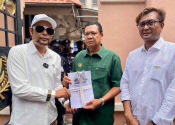 SULAIMAN Ibrahim (kiri) menyerahkan memorandum kepada Muhammad Sanusi Md Nor melalui Mohd. Zohir Md. Rejab (tengah) di hadapan Wisma Darul Aman di Alor Setar, hari ini.