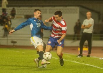PEMAIN KL City FC, Declan Lambert (kanan) diasak oleh pemain Penang FC, Dylan Wenzel-Halls pada aksi Liga Super 2025 di Stadium Bandaraya, Pulau Pinang malam ini.-UTUSAN/DANIAL SAAD