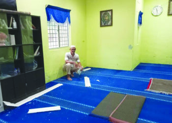 SANIMAN Abdul Samad menunjukkan keadaan siling Surau Kampung Sanglang, Buloh Kasap, Segamat yang jatuh akibat gegaran gempa bumi lemah yang berlaku awal pagi semalam di Segamat. – UTUSAN/ FARAHWAHIDA AHMAD