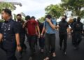 EMPAT tertuduh yang dihadapkan ke mahkamah atas pertuduhan membunuh anggota polis di Taman Golf pada 7 Ogos lalu didakwa di Mahkamah Majistret Alor Setar, hari ini. - UTUSAN/ SHAHIR NOORDIN